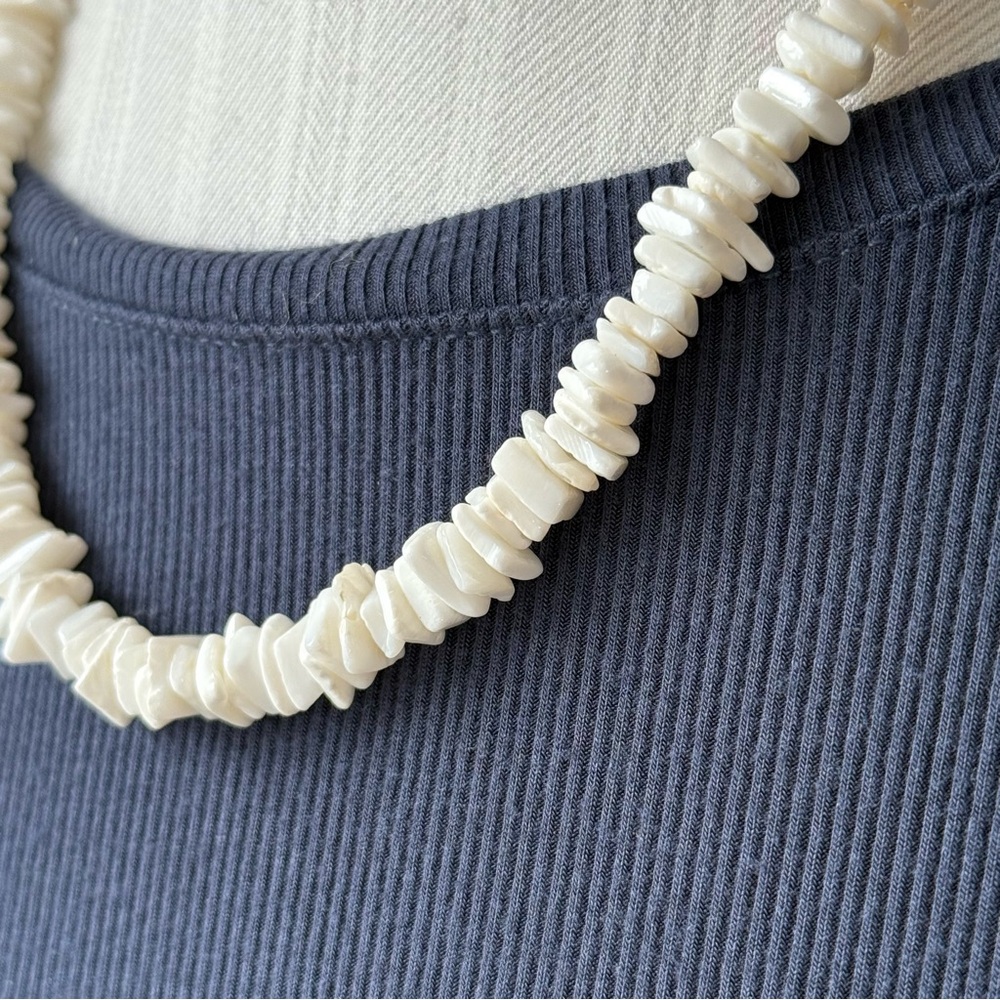 Vintage White Puka Shell Chip Necklace with Barrel Clasp 18” - Picture 3 of 8